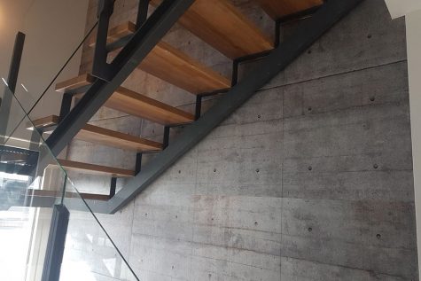Instalación de fotomural en las escaleras de un loft